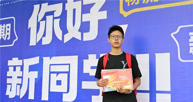 zv50rbALbLKr9b6q.jpg