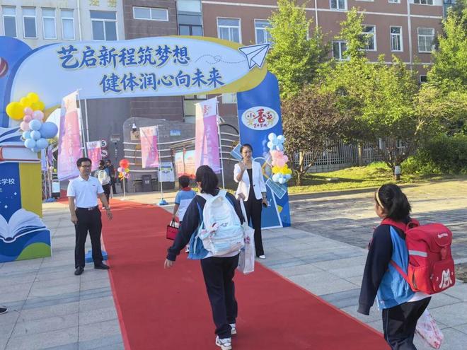 u9W4wP8V844Zd8MM.jpg